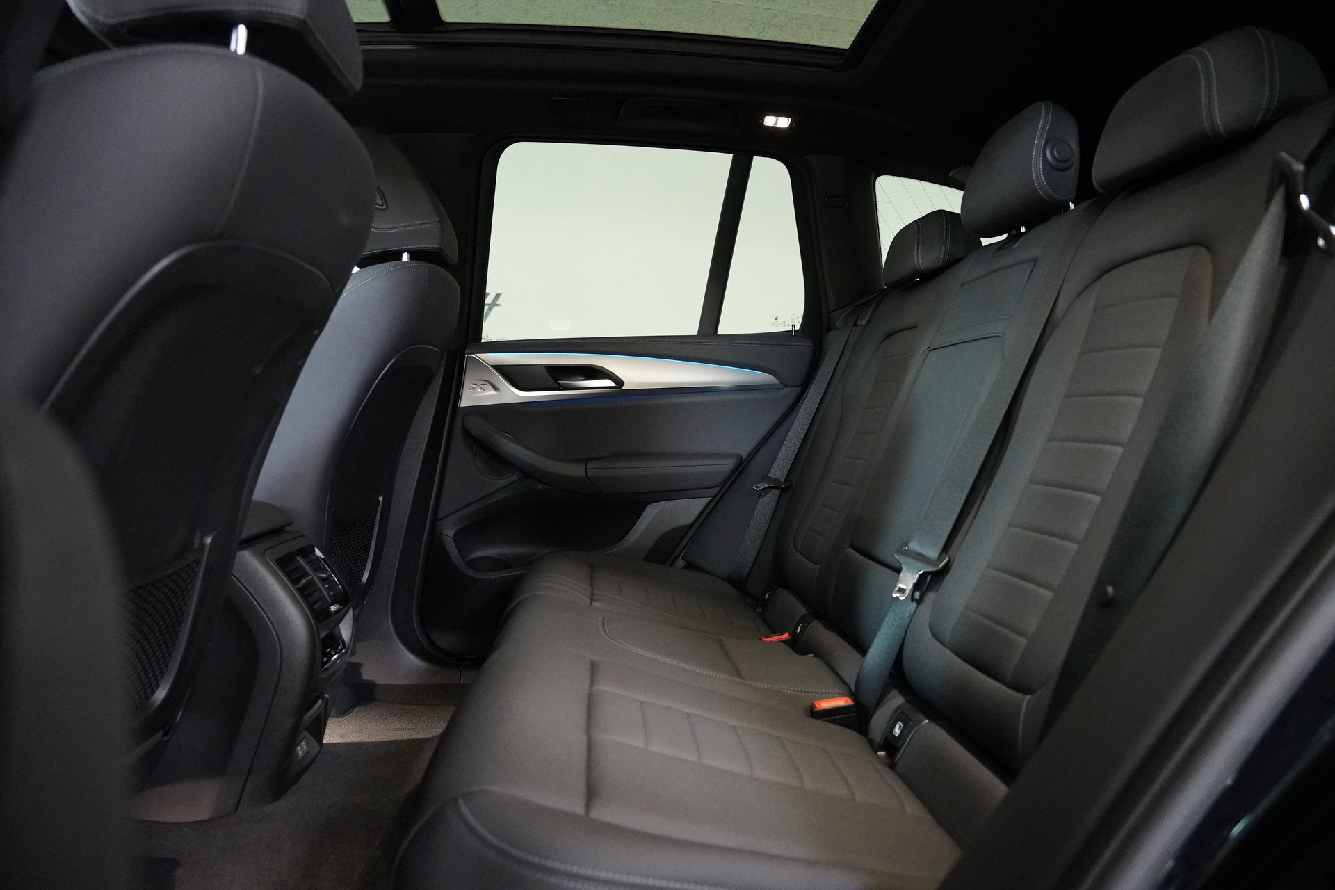 BMW iX3-image-13