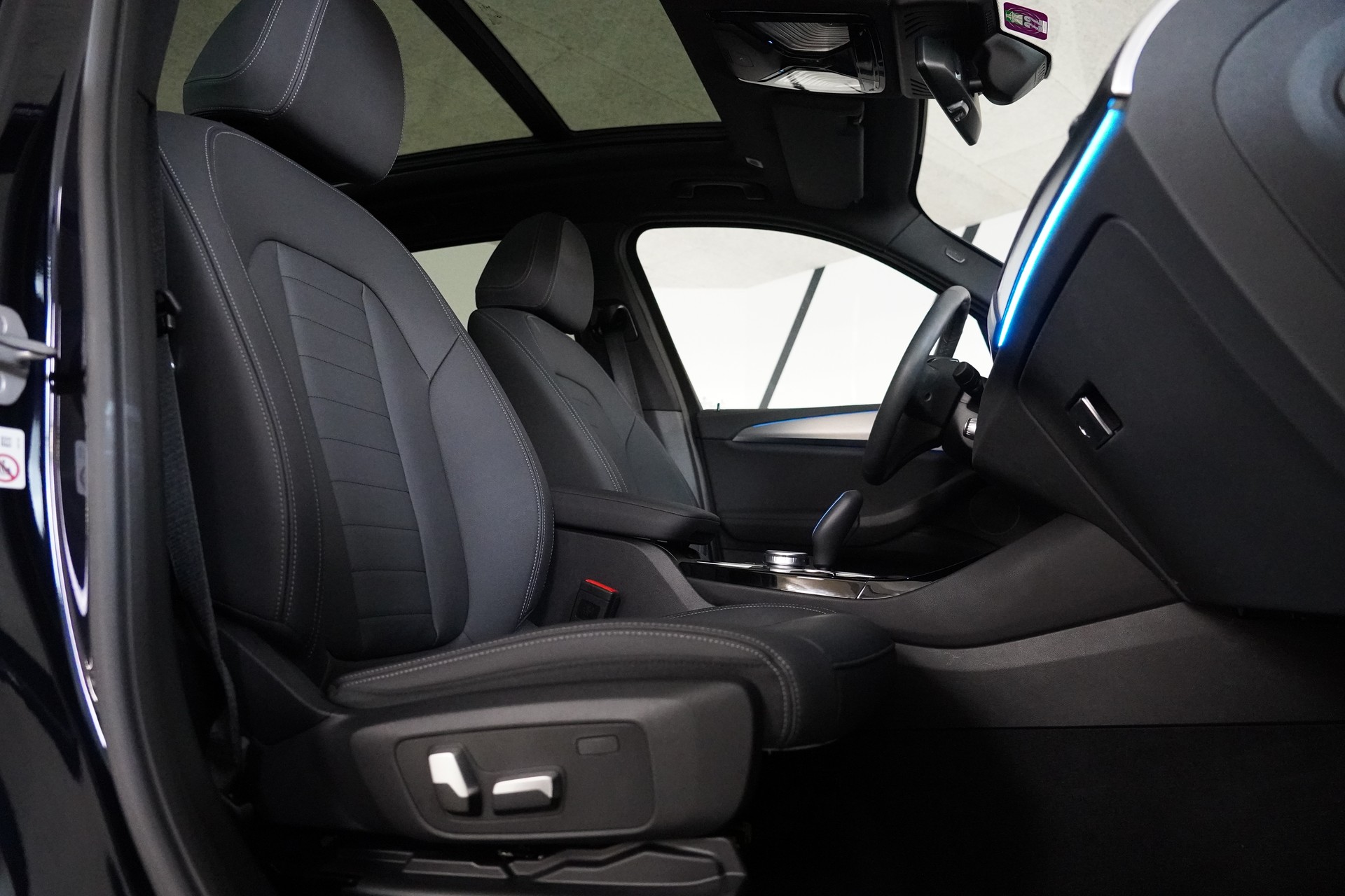 BMW iX3-image-15
