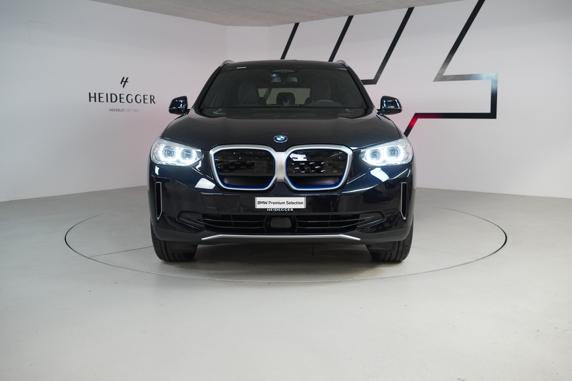 BMW iX3-showroom-element-2