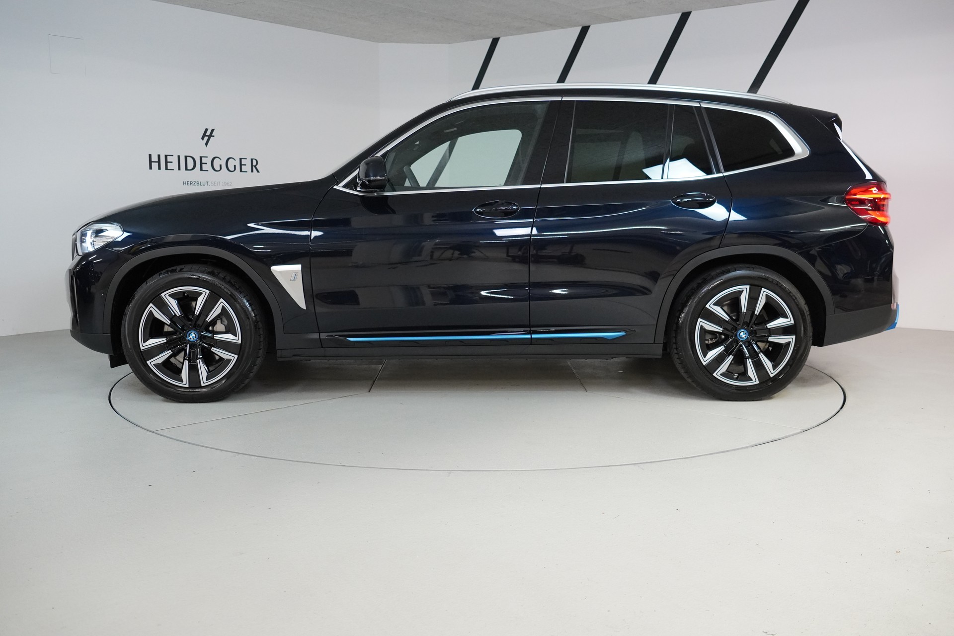 BMW iX3-image-4