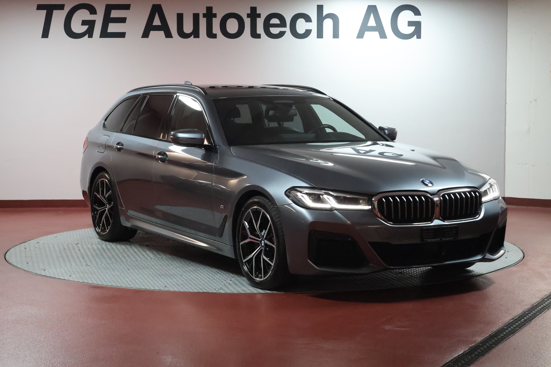 BMW 520d xDrive 48V Touring M Sport Steptronic-image-2