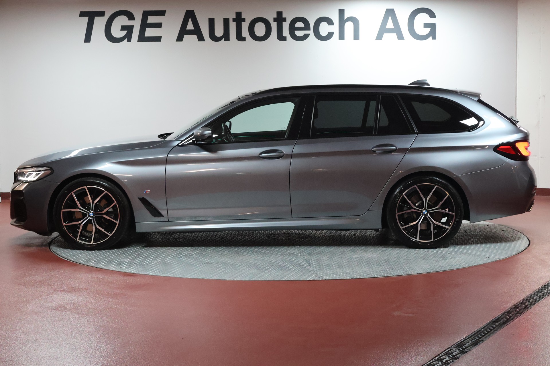 BMW 520d xDrive 48V Touring M Sport Steptronic-image-3