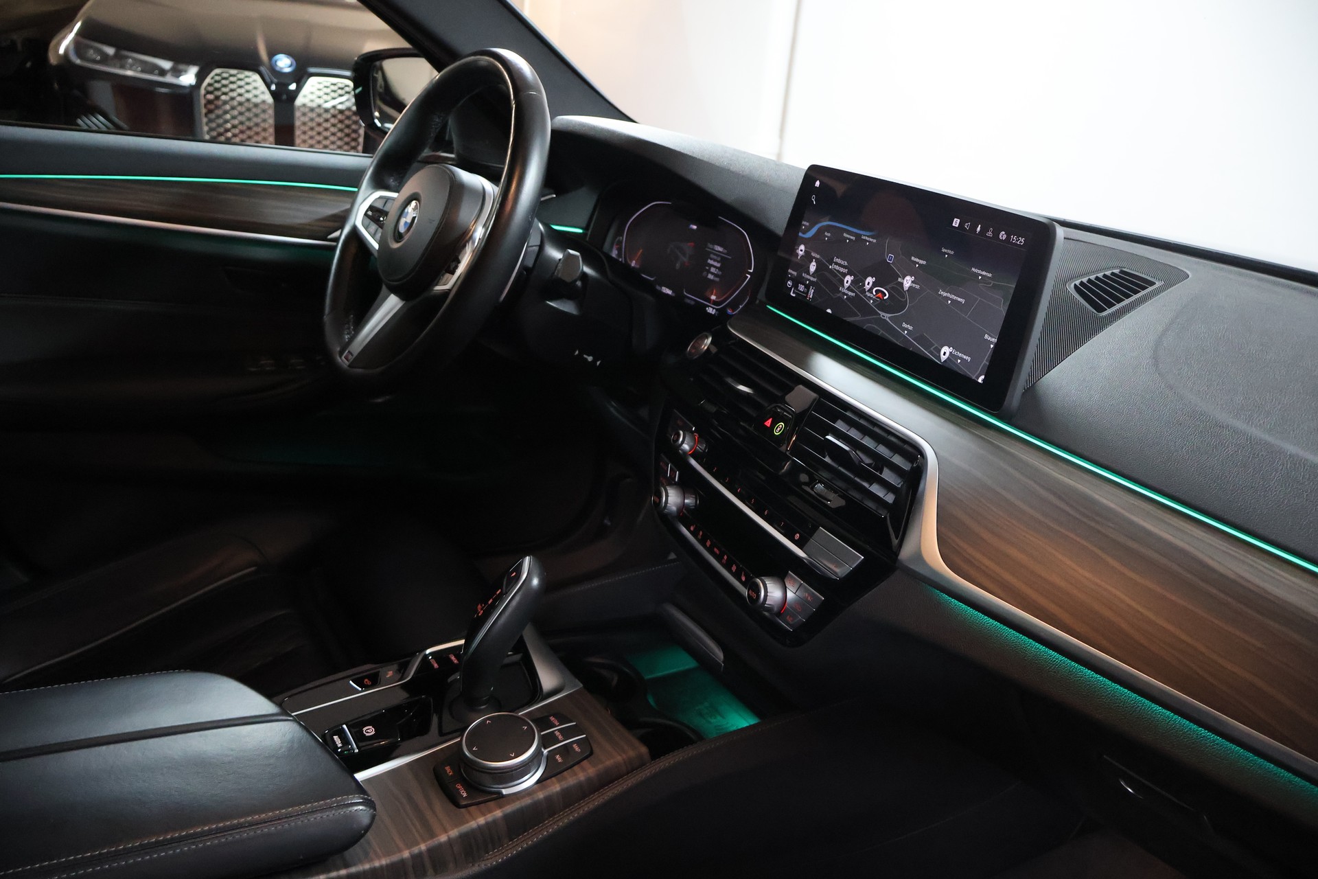 BMW 520d xDrive 48V Touring M Sport Steptronic-image-12