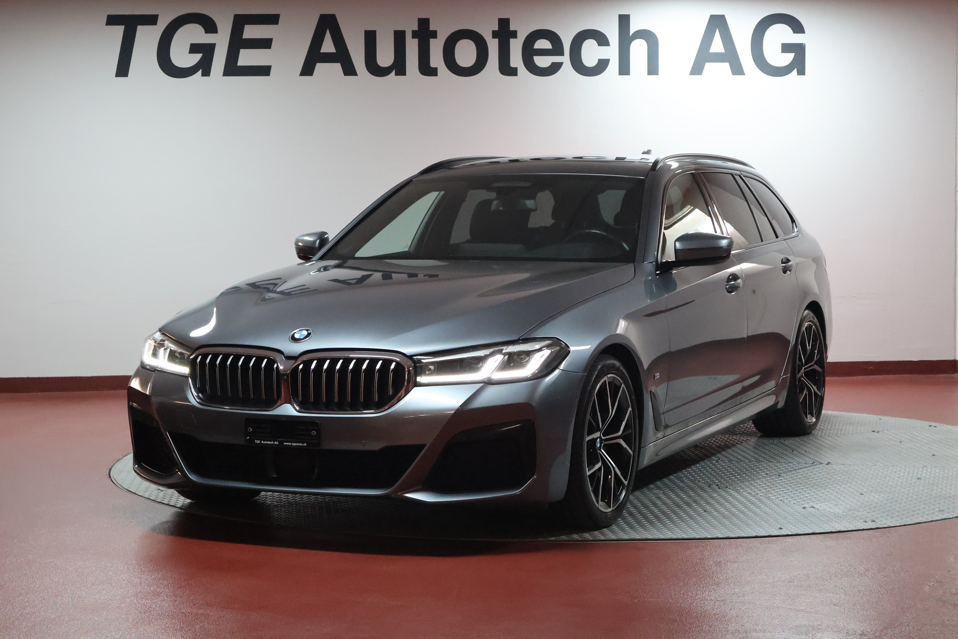 BMW 520d xDrive 48V Touring M Sport Steptronic-image-0