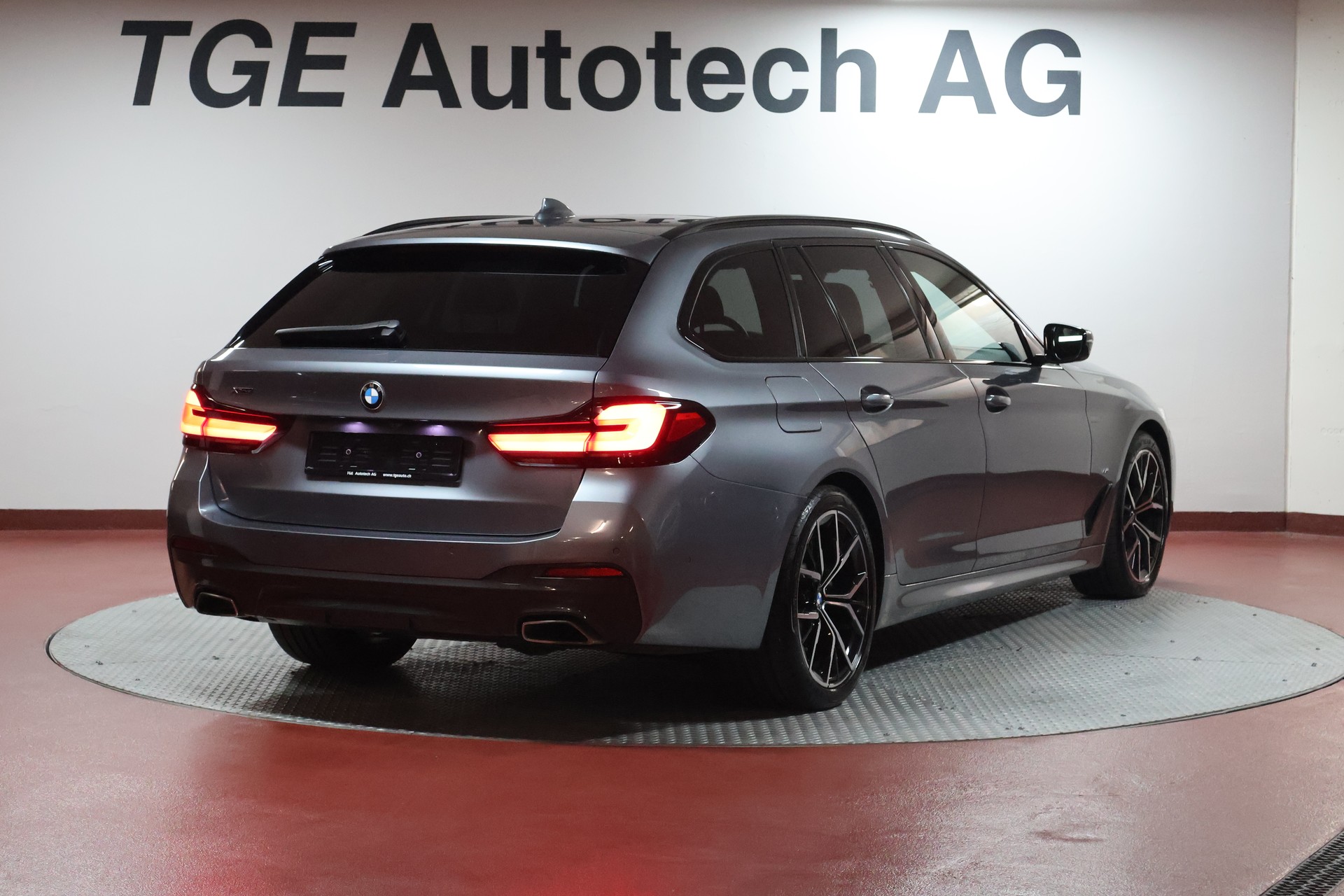 BMW 520d xDrive 48V Touring M Sport Steptronic-image-22