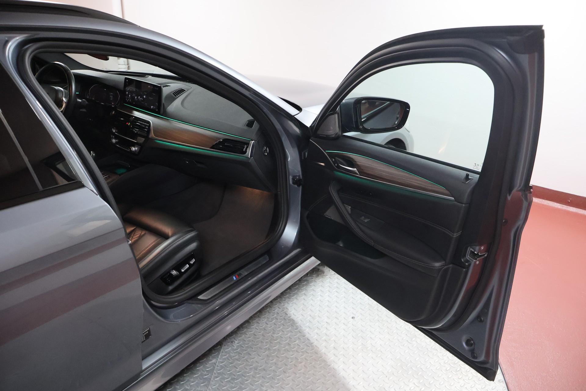 BMW 520d xDrive 48V Touring M Sport Steptronic-image-16