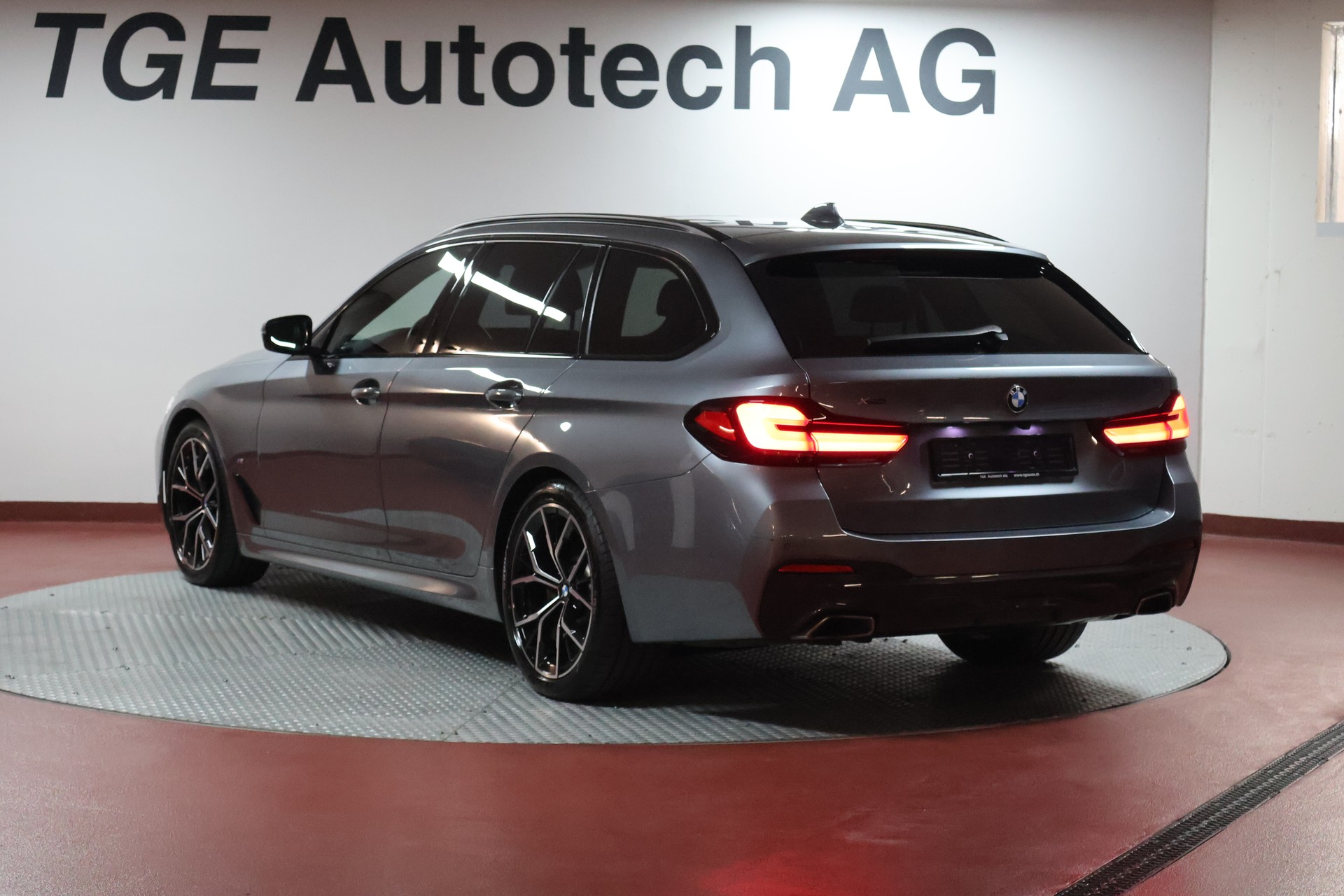 BMW 520d xDrive 48V Touring M Sport Steptronic-image-21