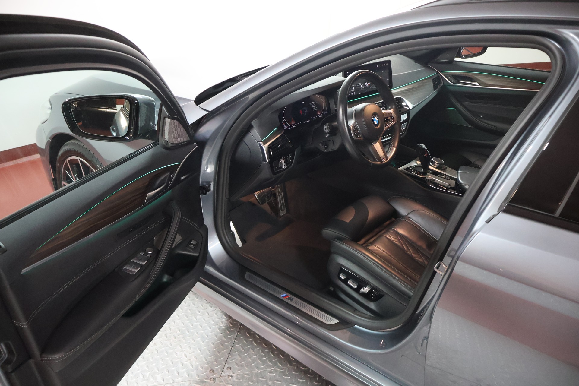 BMW 520d xDrive 48V Touring M Sport Steptronic-image-5