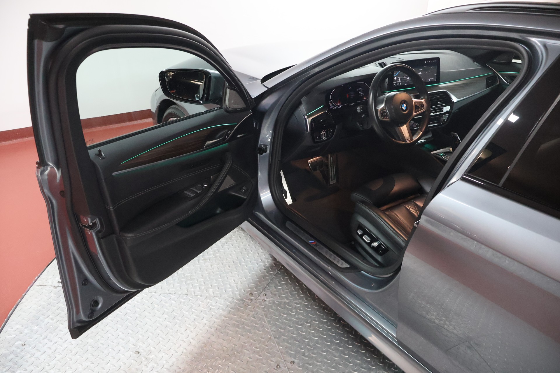 BMW 520d xDrive 48V Touring M Sport Steptronic-image-4