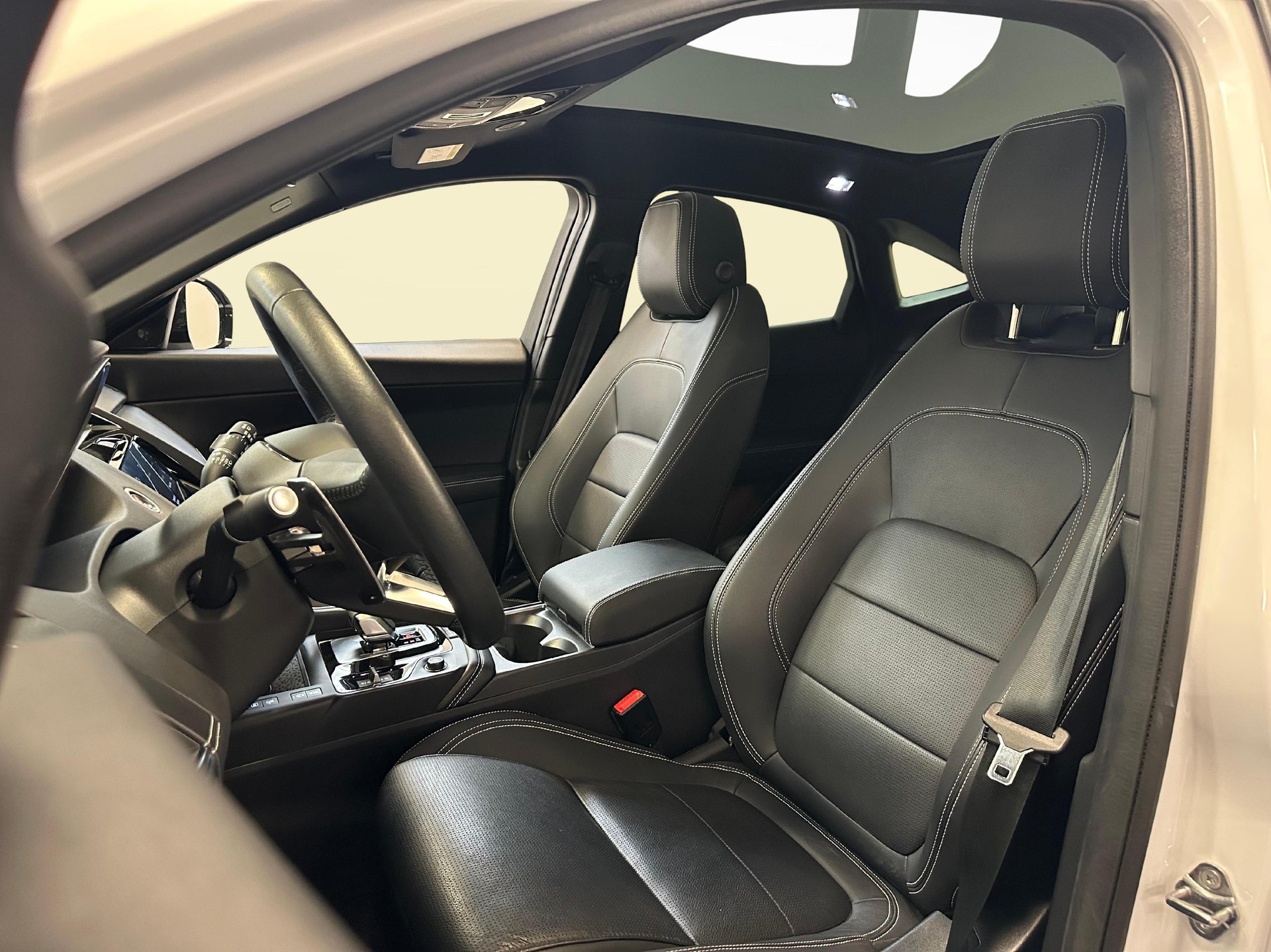 JAGUAR E-Pace 1.5 T 270e R-Dynamic SE AWD-image-4