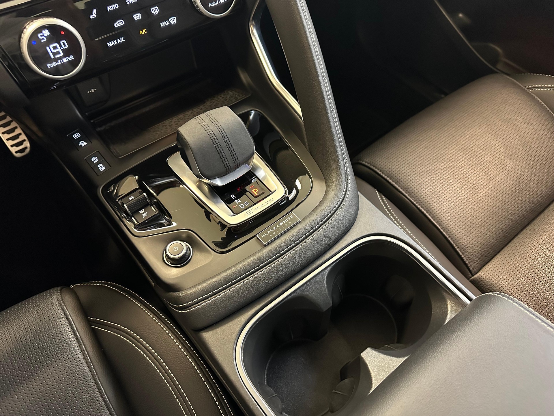 JAGUAR E-Pace 1.5 T 270e R-Dynamic SE AWD-image-8