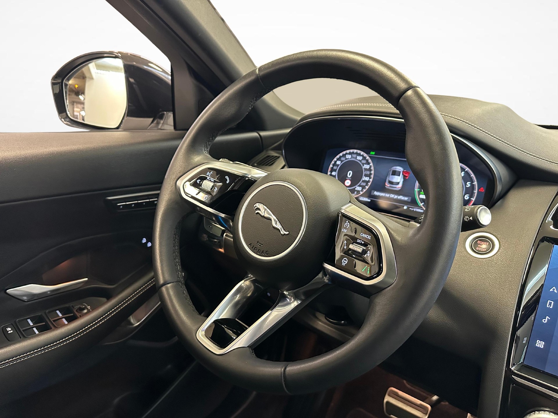 JAGUAR E-Pace 1.5 T 270e R-Dynamic SE AWD-image-6