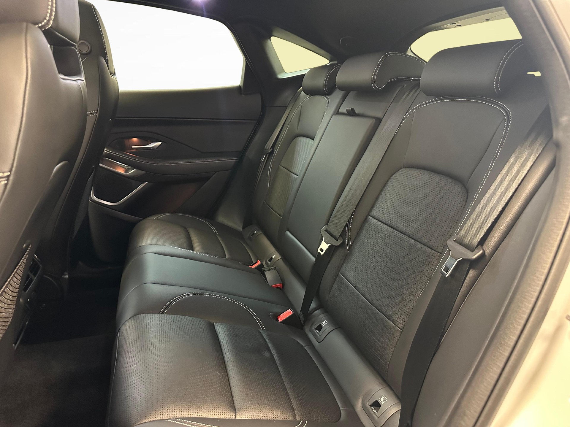 JAGUAR E-Pace 1.5 T 270e R-Dynamic SE AWD-image-9