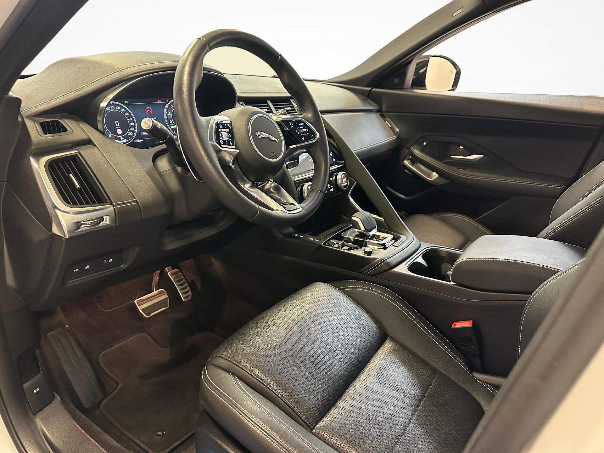 JAGUAR E-Pace 1.5 T 270e R-Dynamic SE AWD-image-3