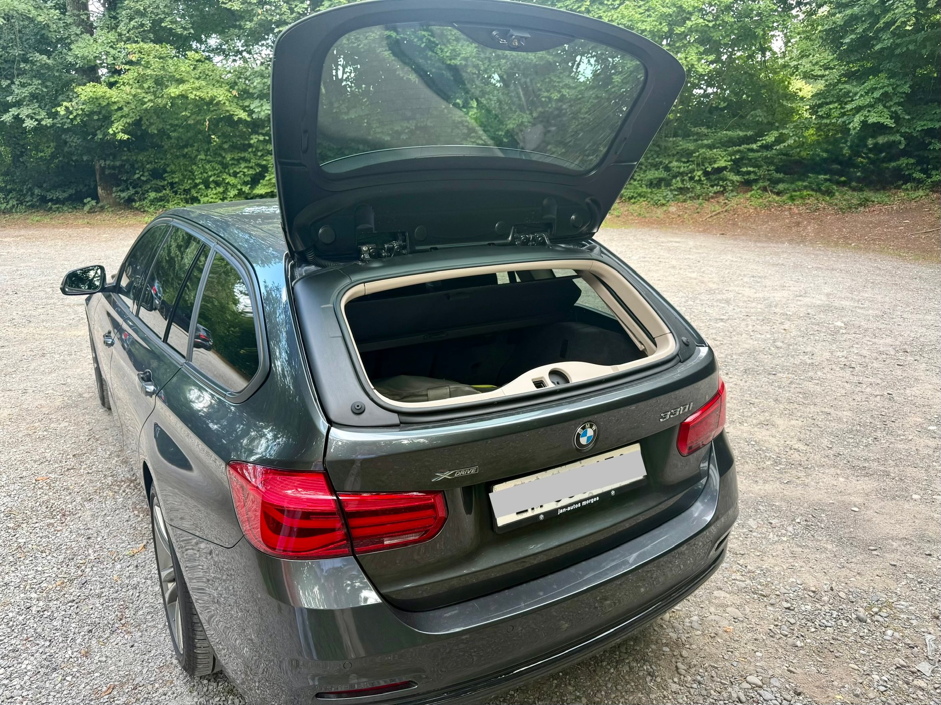 BMW 330i xDrive SAG-image-2