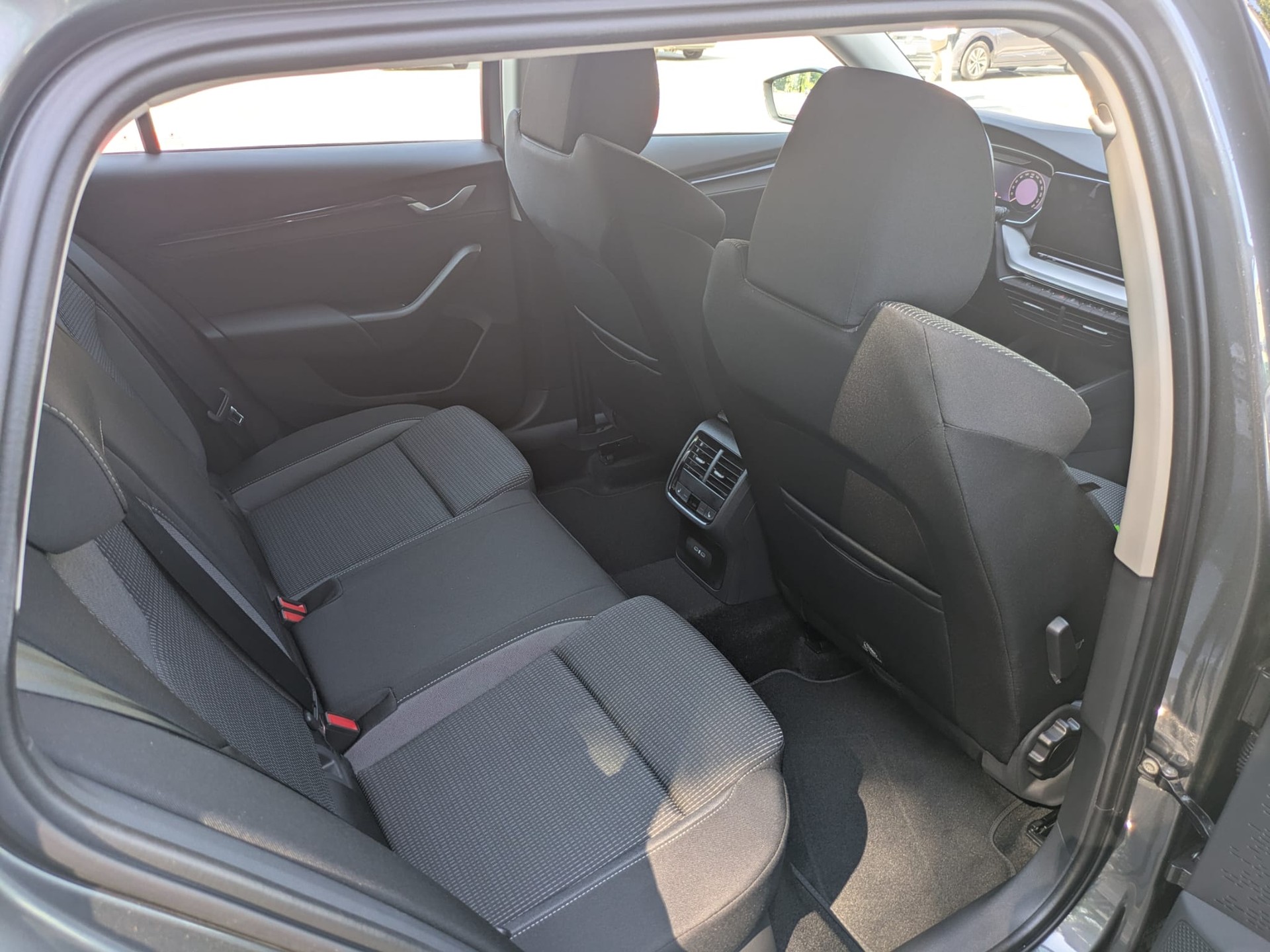 SKODA Octavia Combi 1.5 TSI mHEV DSG Selection-image-13