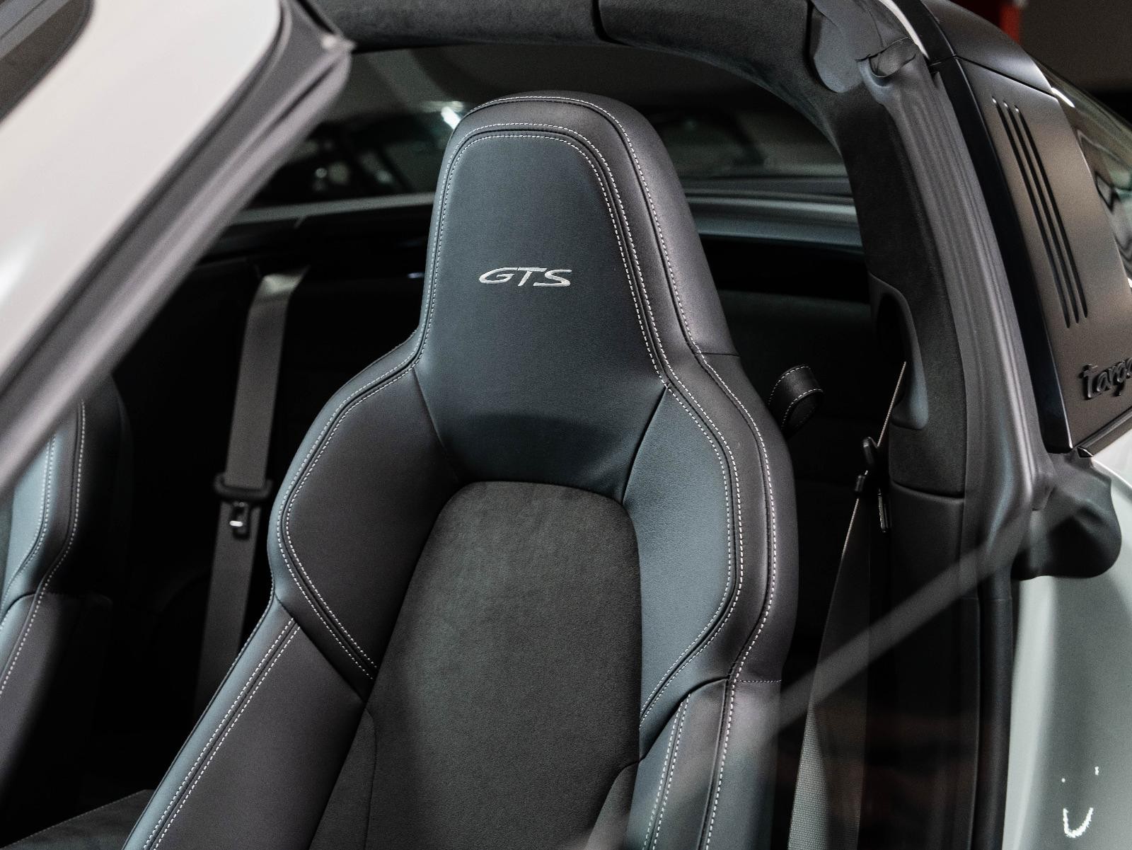 PORSCHE 3.0 Carrera 4 GTS PDK Targa-image-6