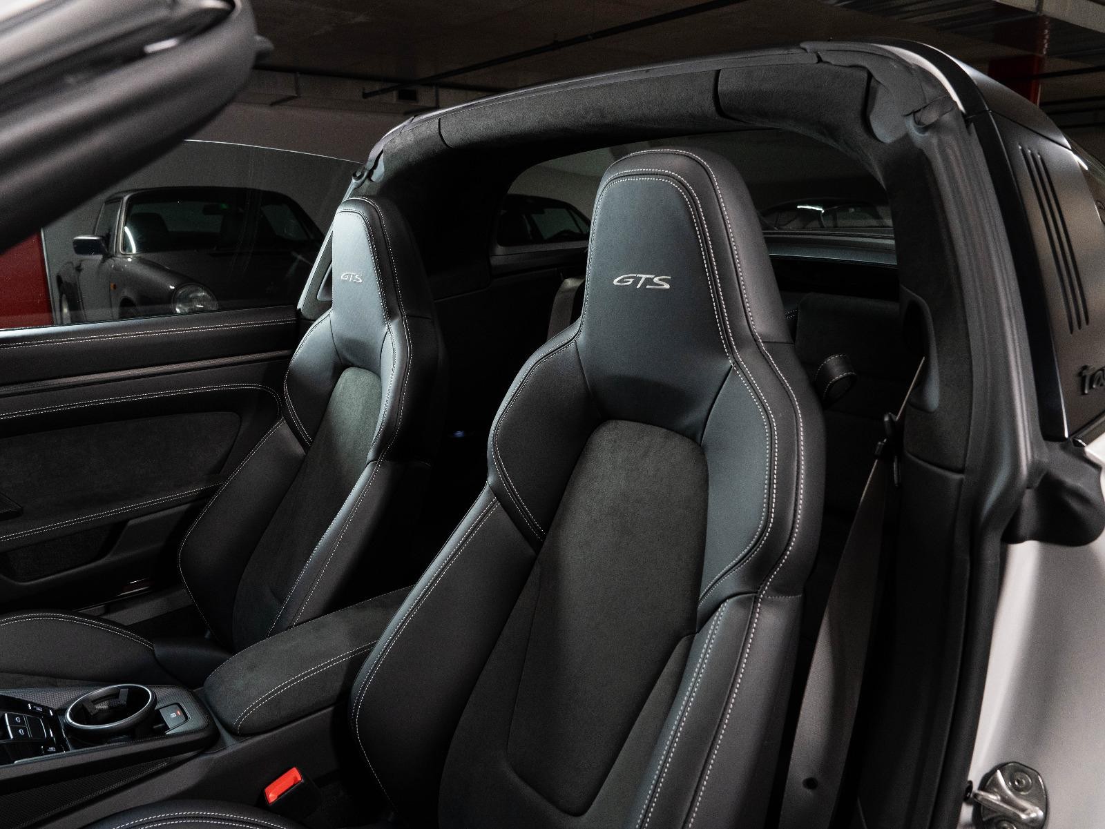 PORSCHE 3.0 Carrera 4 GTS PDK Targa-image-4