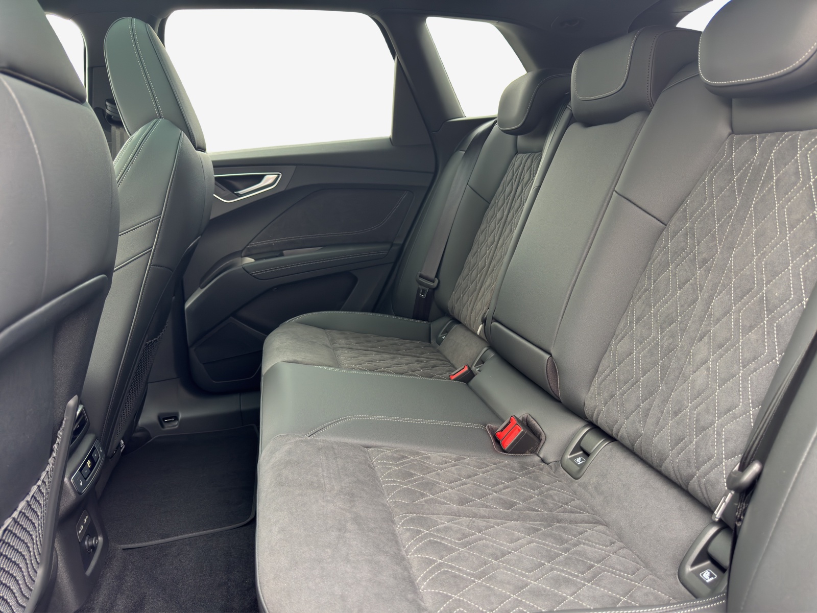 AUDI Q4 e-tron SUV quattro performance-image-11