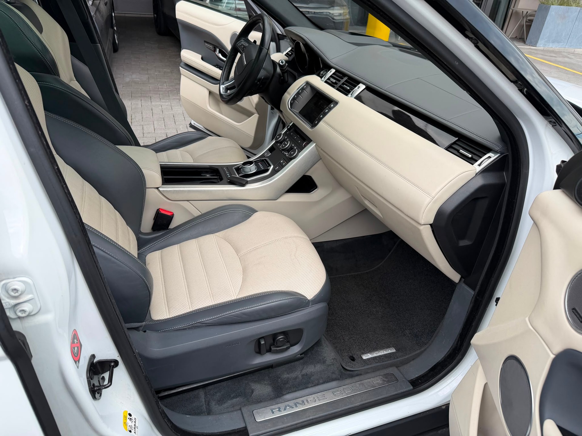 LAND ROVER Range Rover Evoque 2.0 Si4 HSE AT9-showroom-element-3