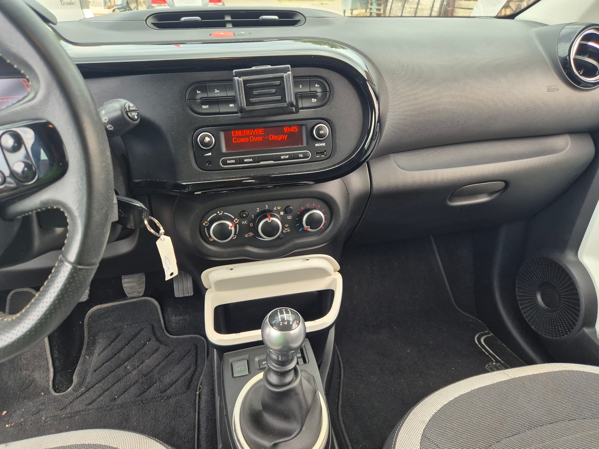 RENAULT Twingo 2018 1. Hand Schalter MFK möglich-image-10