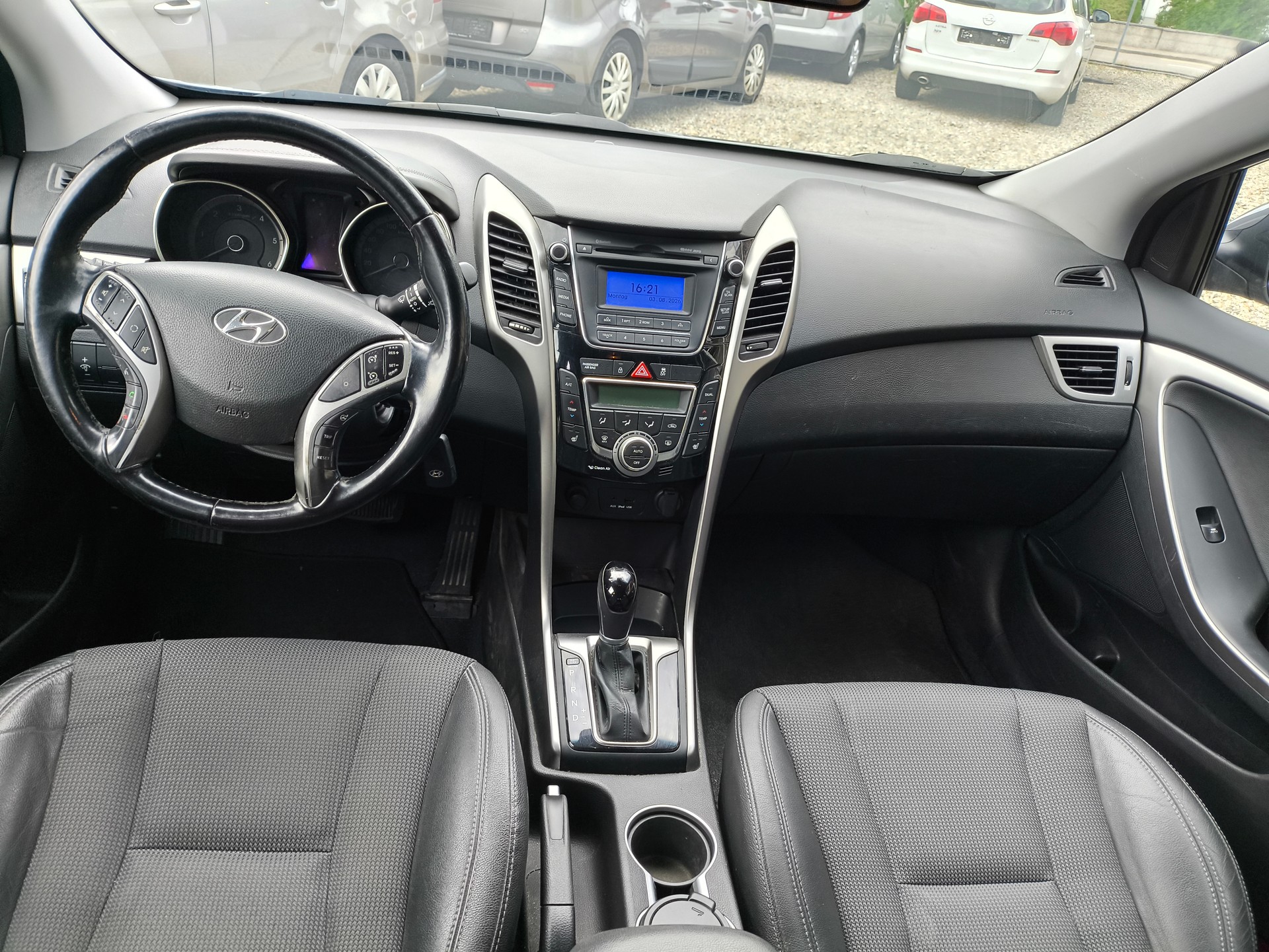 HYUNDAI i30 Wagon 1.6 CRDi Premium Automatic-image-13