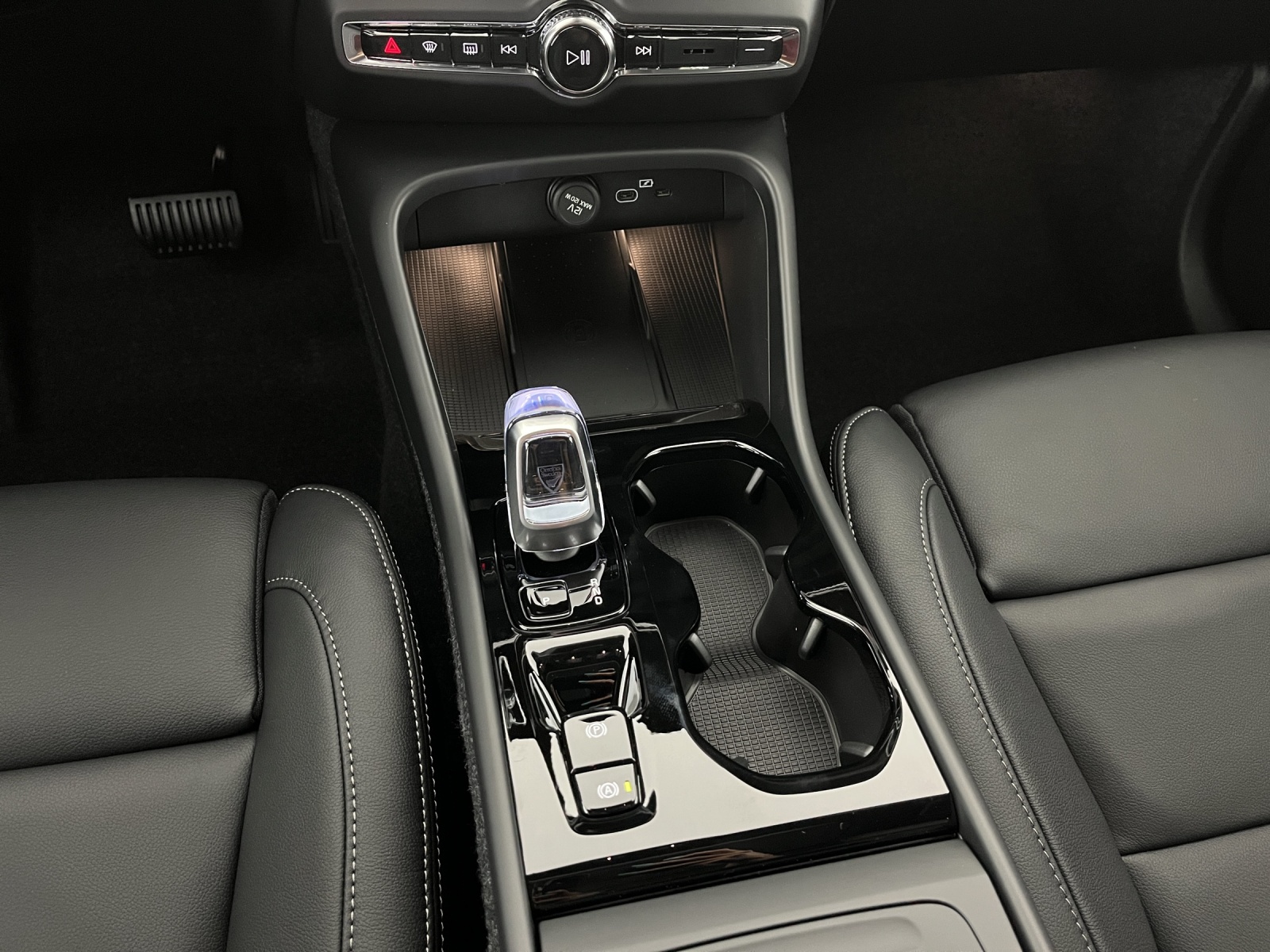 VOLVO XC40 2.0 B3 MH Plus Dark-image-15