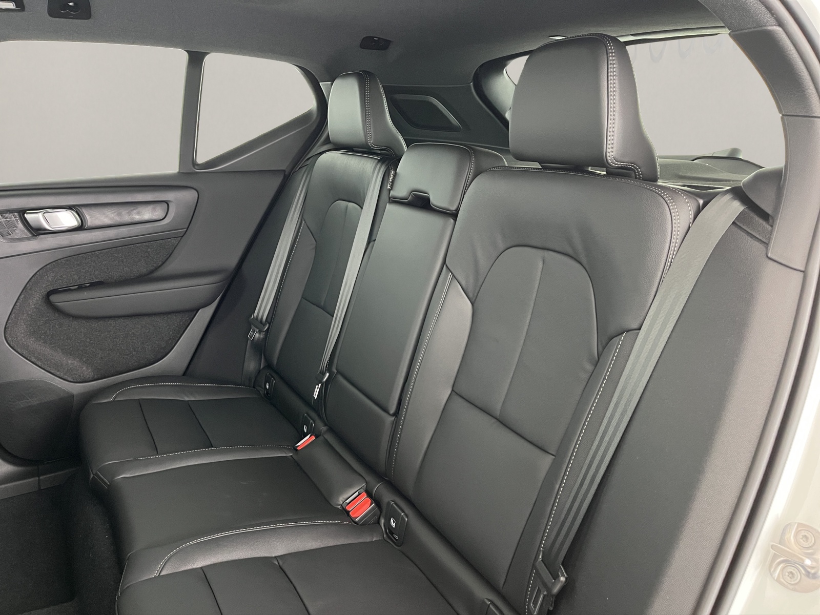 VOLVO XC40 2.0 B3 MH Plus Dark-image-11