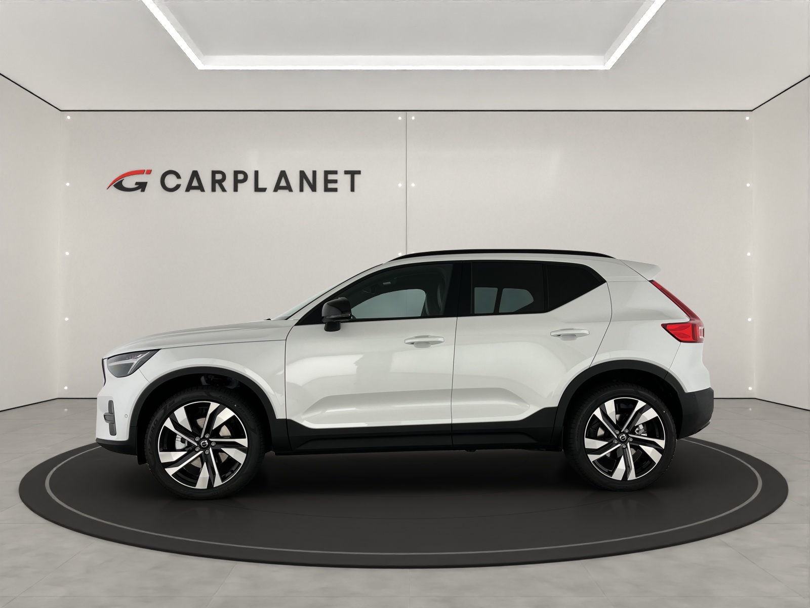 VOLVO XC40 2.0 B3 MH Plus Dark-image-1