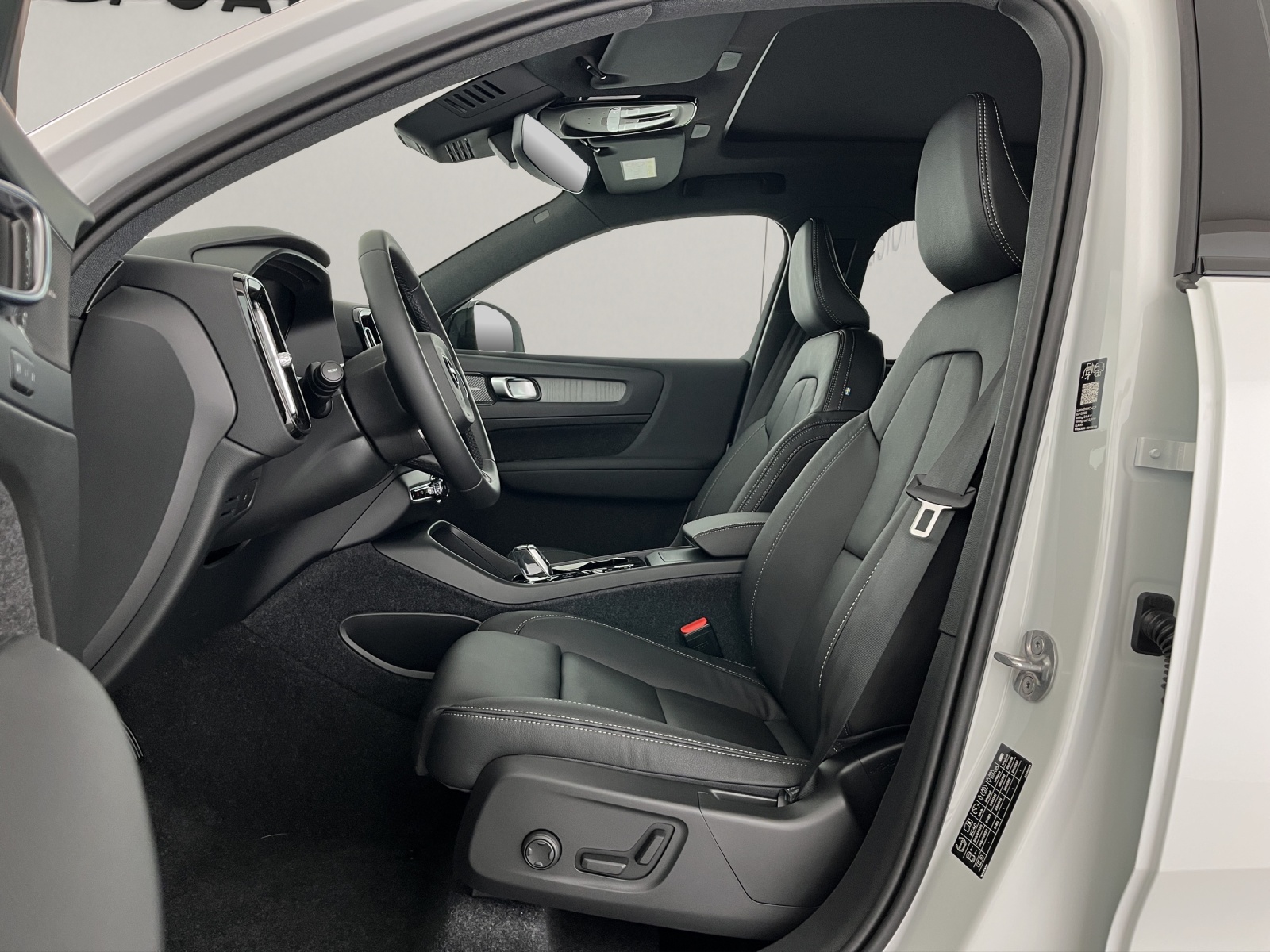 VOLVO XC40 2.0 B3 MH Plus Dark-image-8