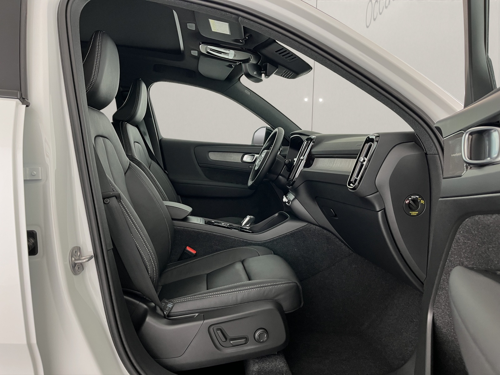 VOLVO XC40 2.0 B3 MH Plus Dark-image-9