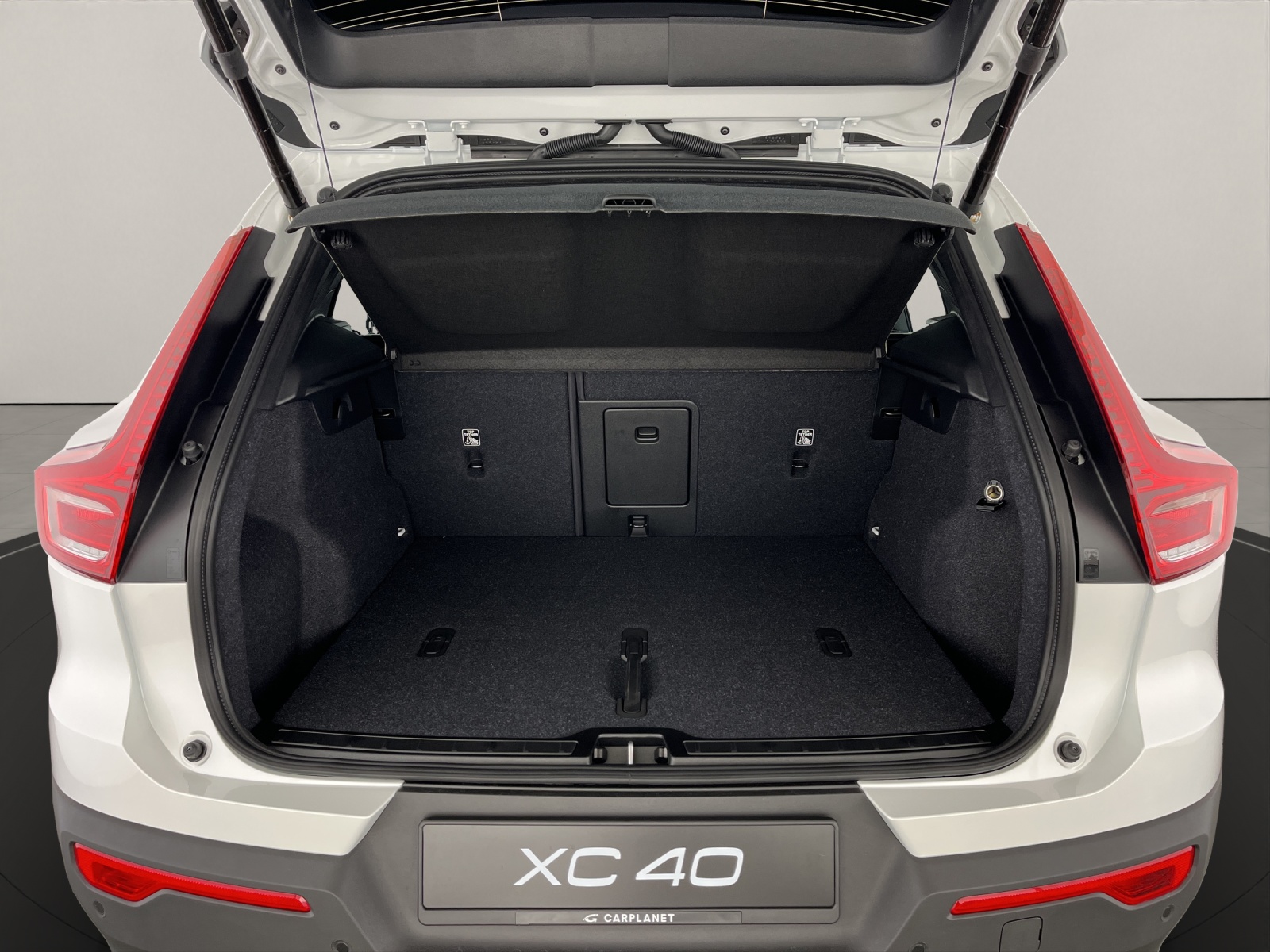 VOLVO XC40 2.0 B3 MH Plus Dark-image-5