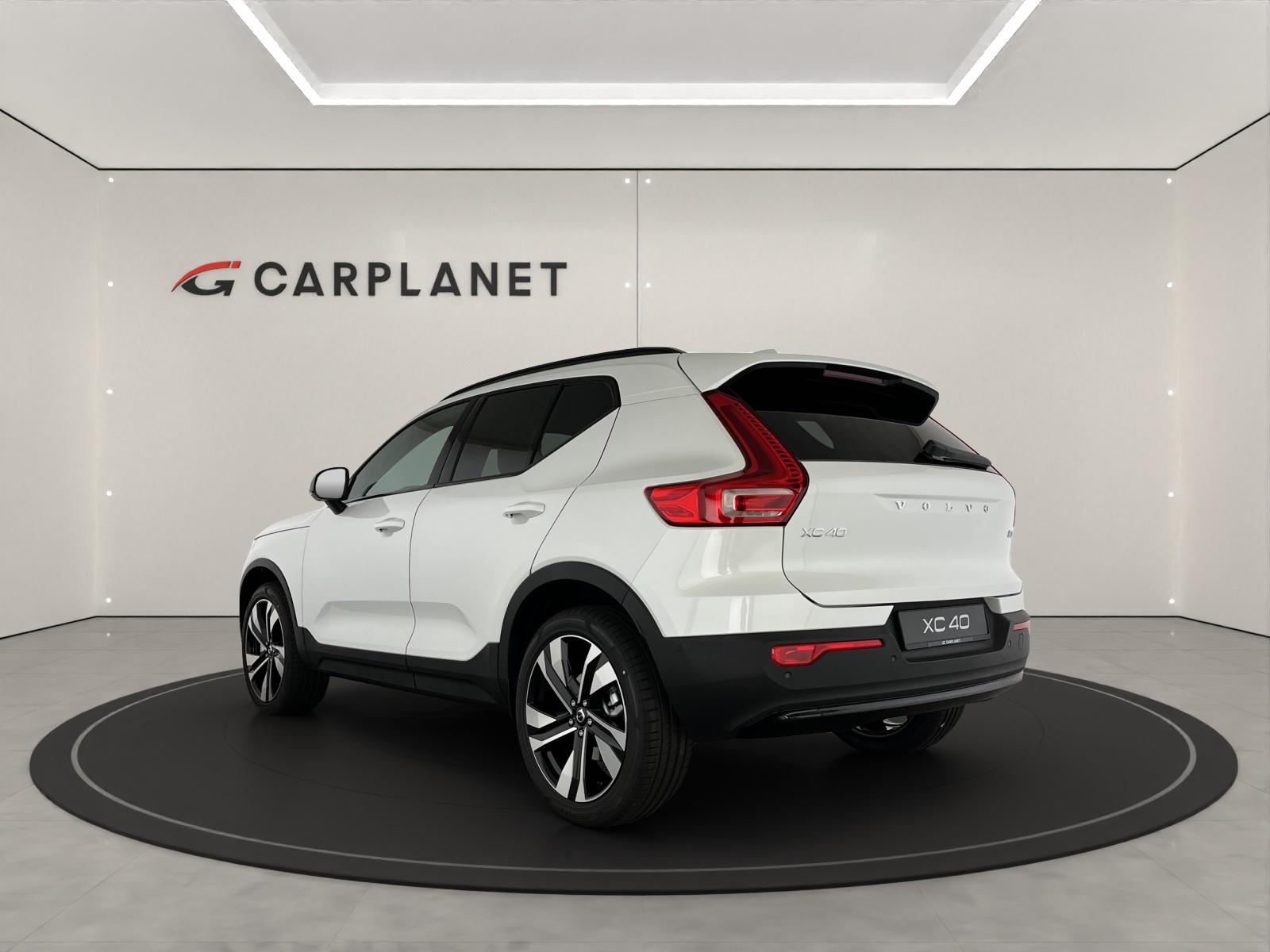 VOLVO XC40 2.0 B3 MH Plus Dark-image-3