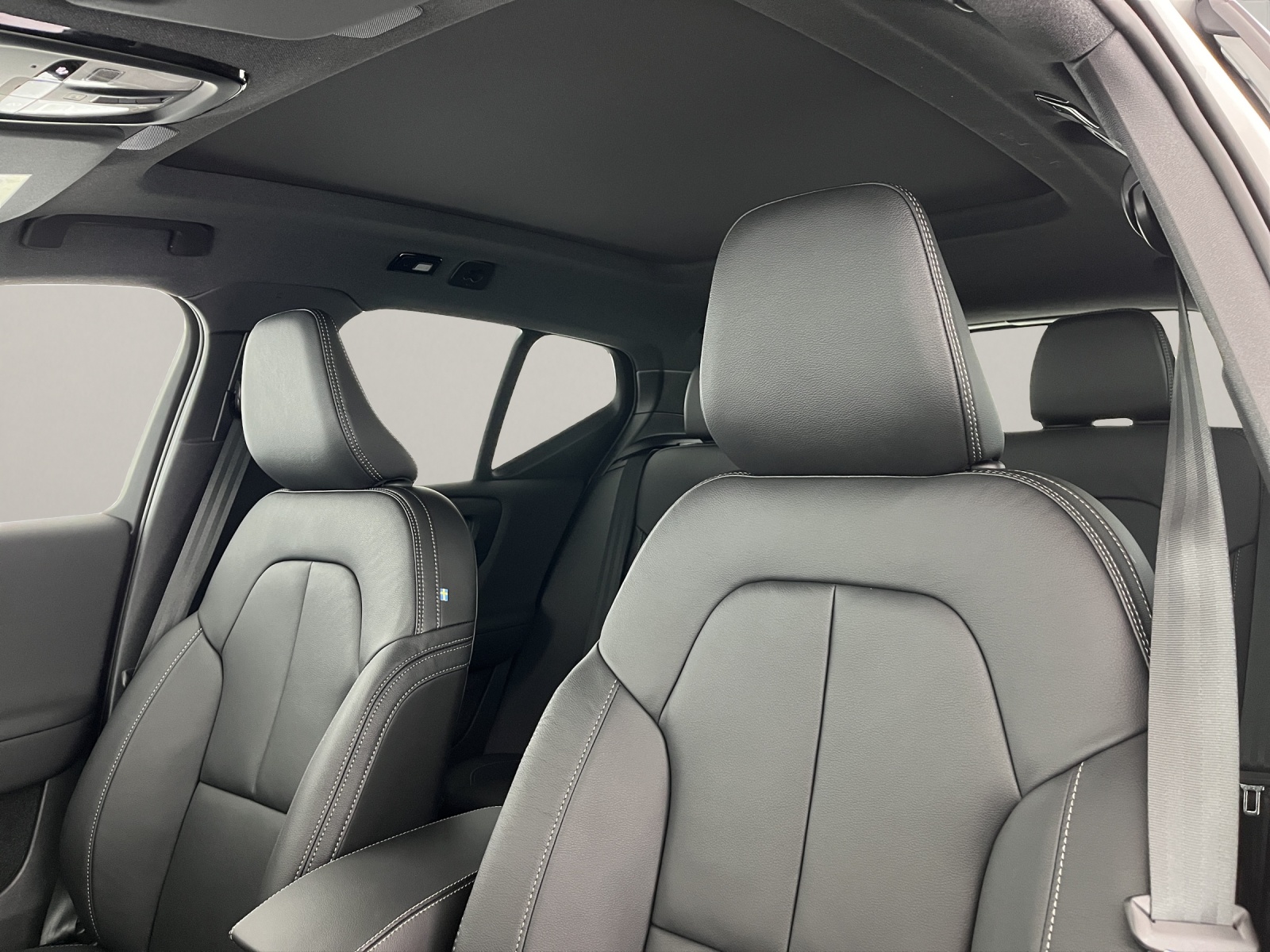 VOLVO XC40 2.0 B3 MH Plus Dark-image-10
