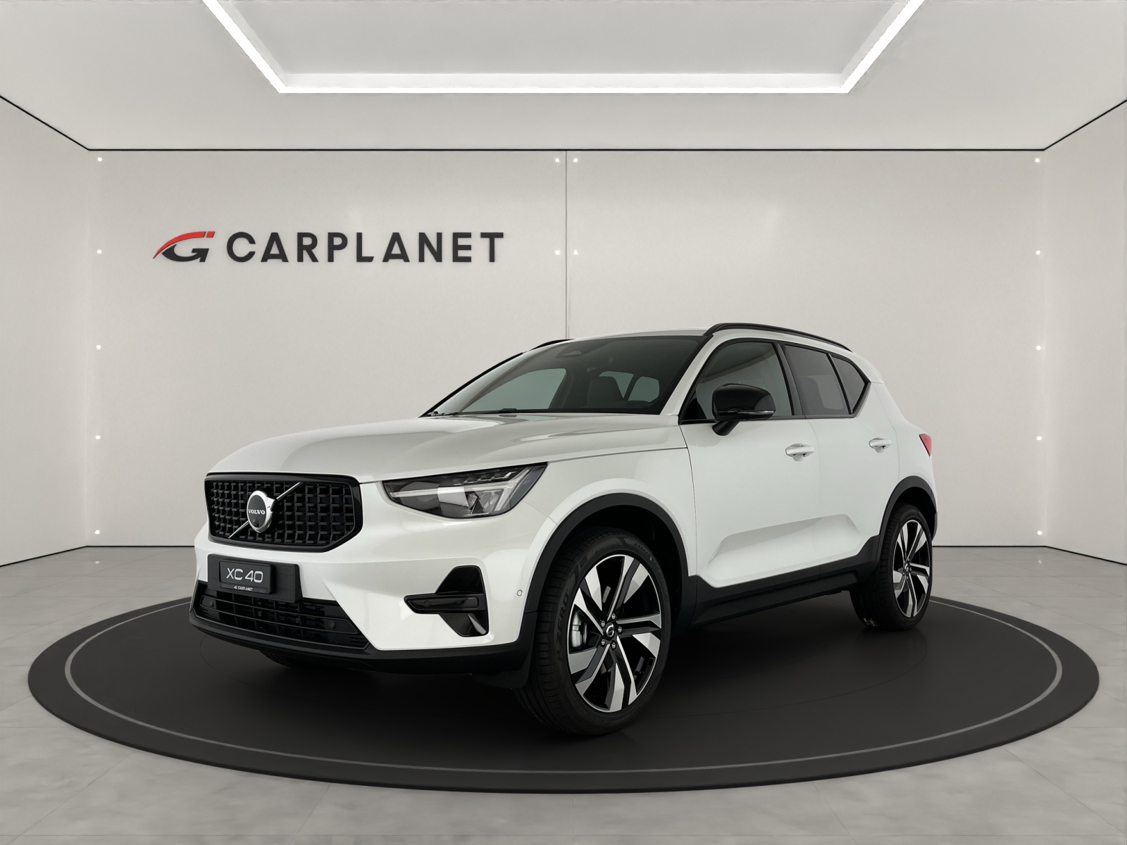 VOLVO XC40 2.0 B3 MH Plus Dark-image-0