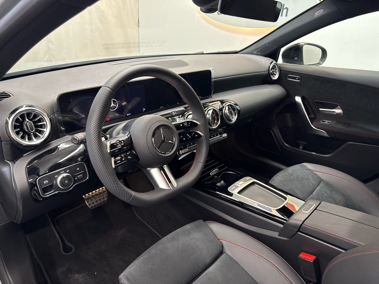 MERCEDES-BENZ A 250 e DCT AMG-image-2
