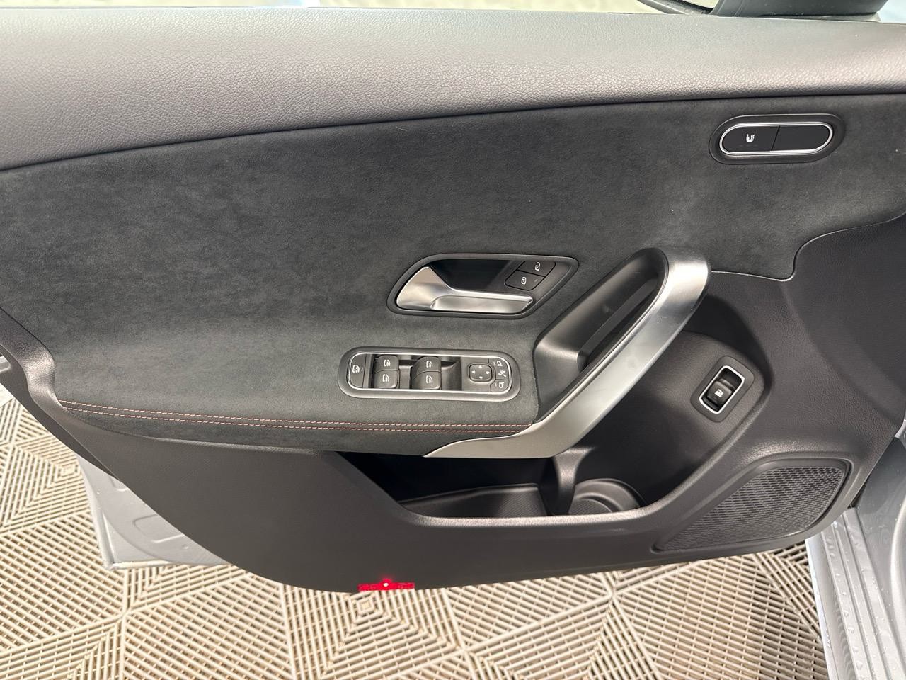 MERCEDES-BENZ A 250 e DCT AMG-image-3