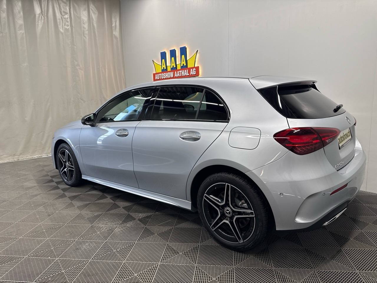 MERCEDES-BENZ A 250 e DCT AMG-image-1