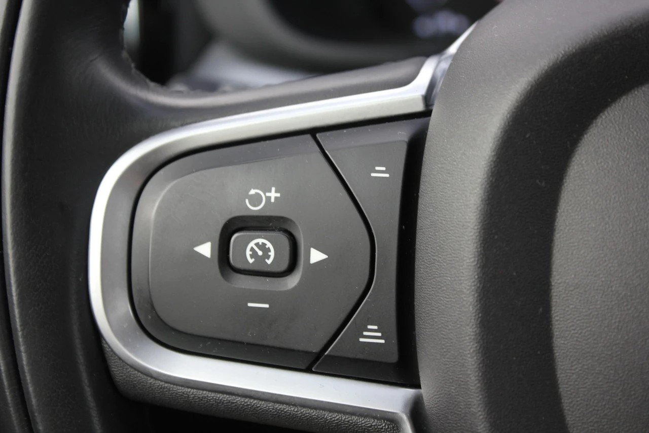 VOLVO XC60 D4 Momentum Geartronic-image-9