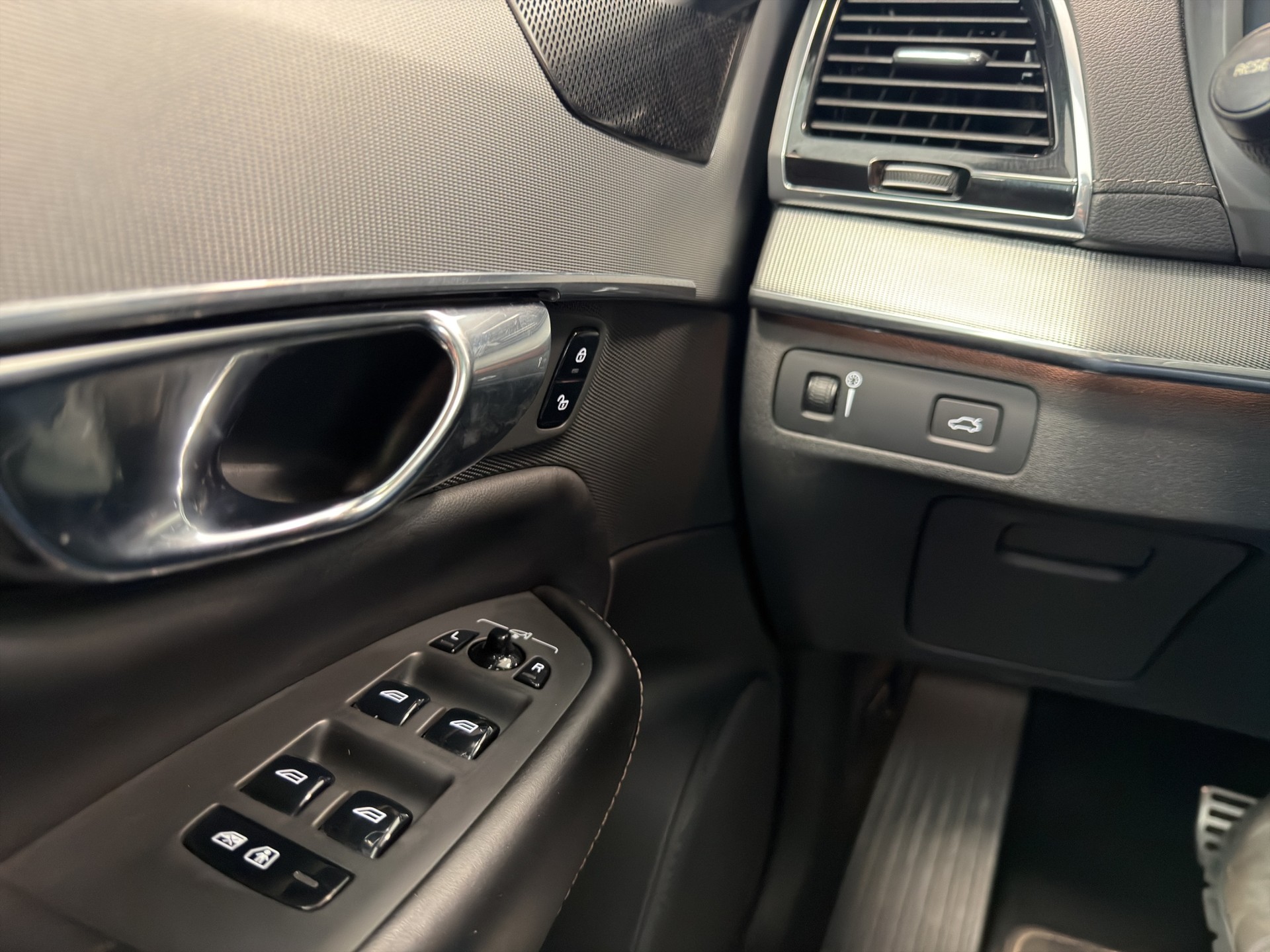 VOLVO XC90 T6 AWD R-Design Geartronic-image-28