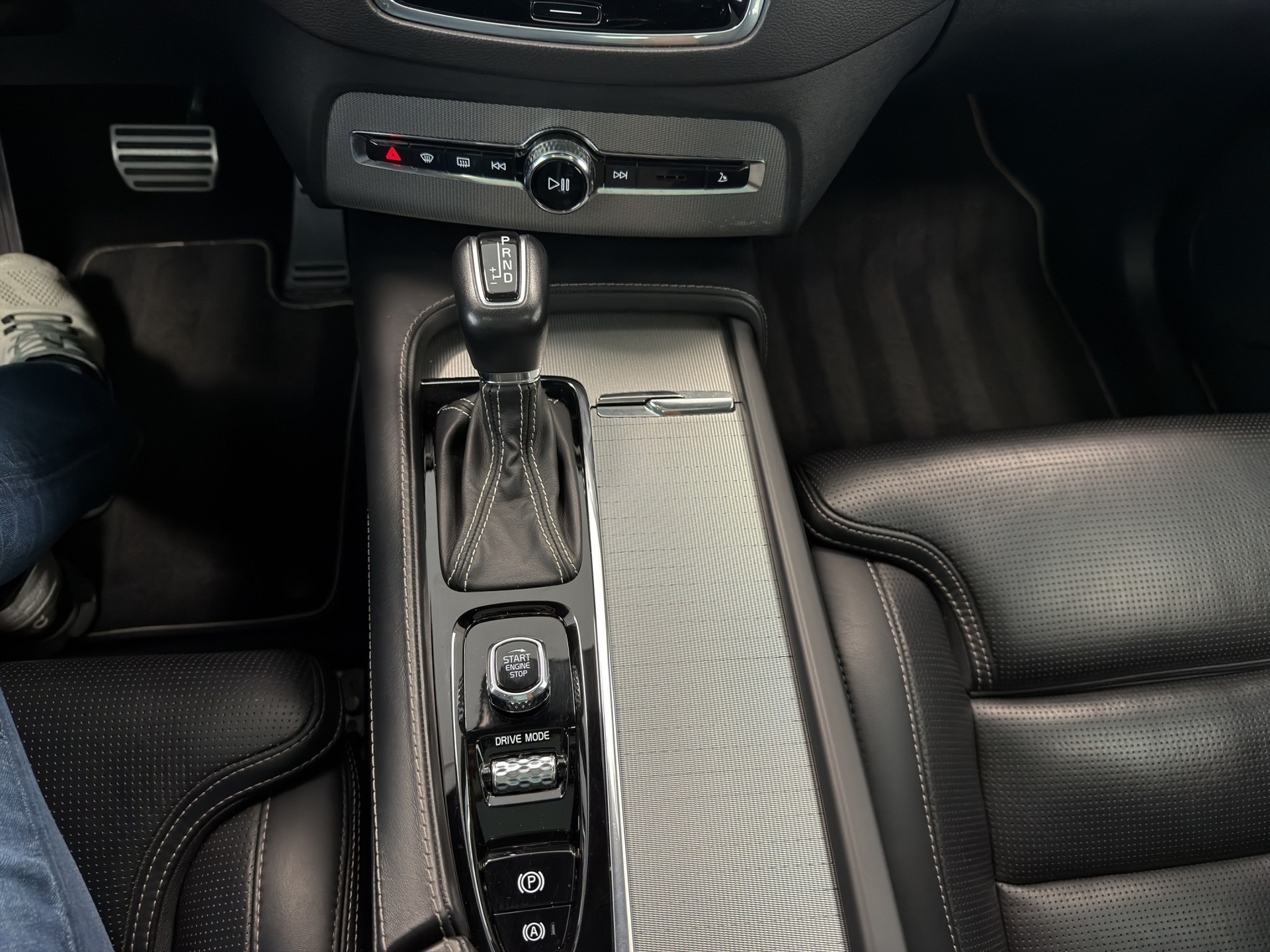 VOLVO XC90 T6 AWD R-Design Geartronic-image-24