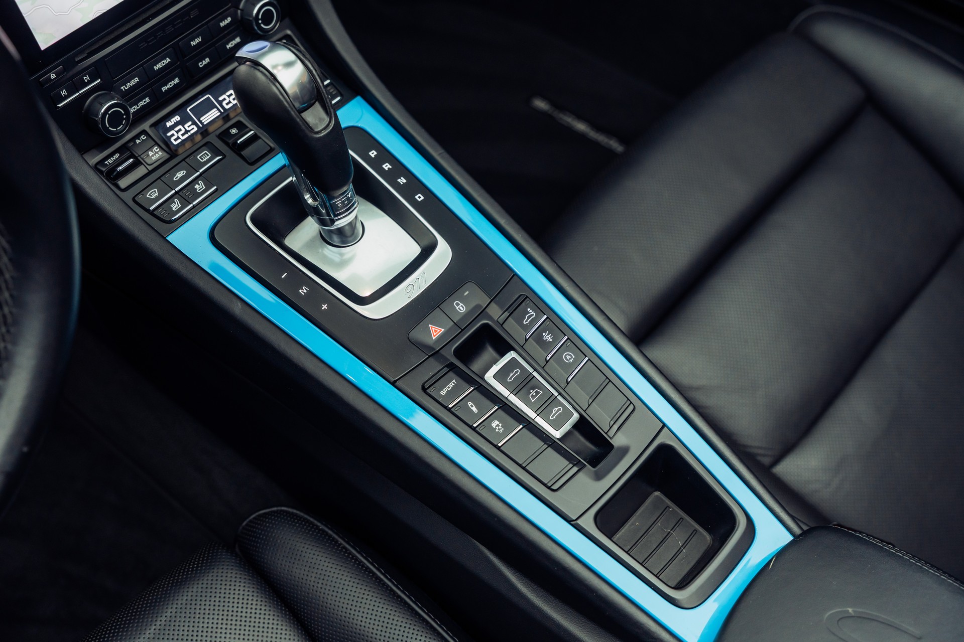 PORSCHE 911 Carrera 4S Cabrio PDK Miamiblau-image-11