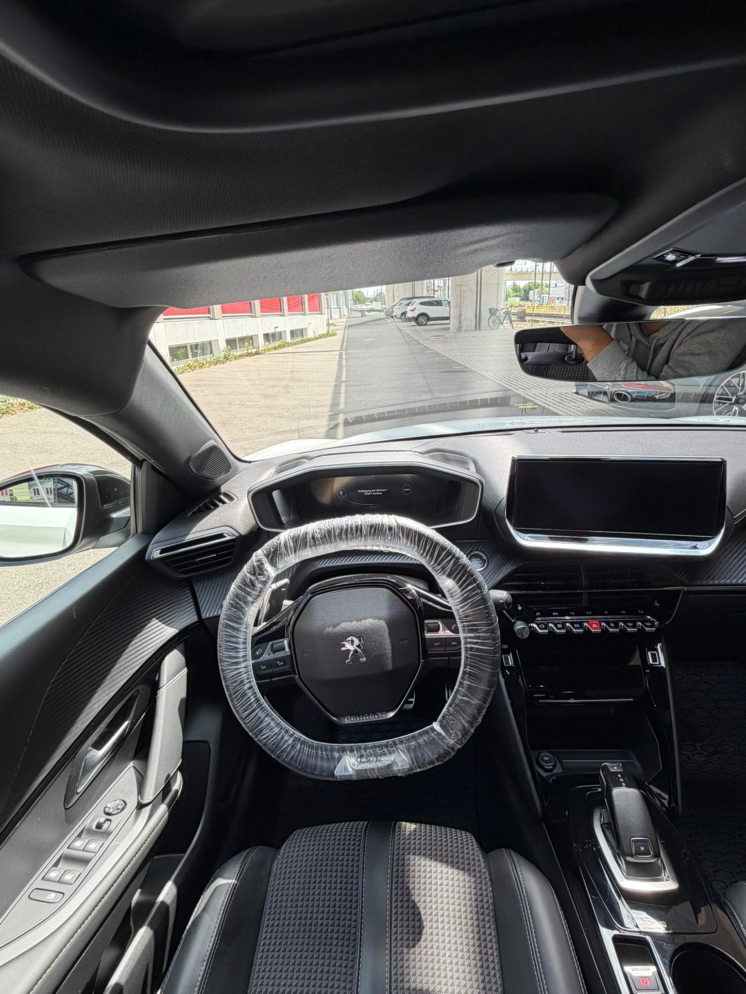 PEUGEOT 1.2 PureTech 100 GT Line-image-1