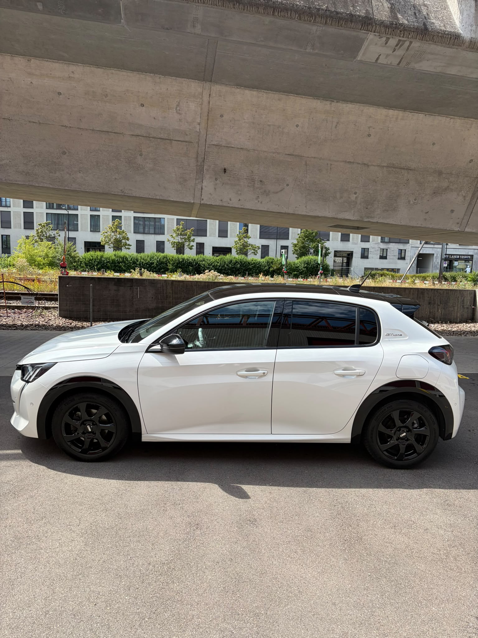 PEUGEOT 1.2 PureTech 100 GT Line-image-2