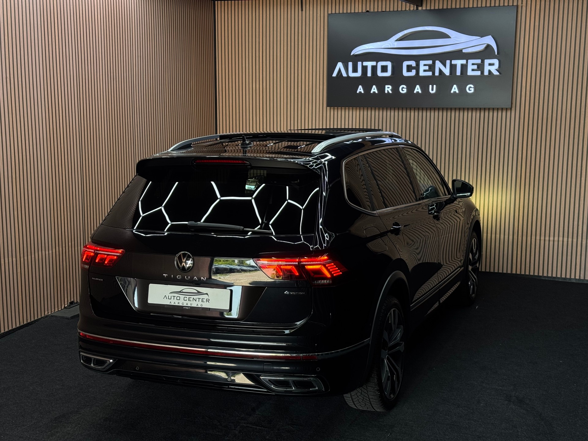 VW Tiguan Allspace 2.0 TDI SCR R-Line DSG 7 Sitze *ab CHF 299.-/ Monat*-image-4