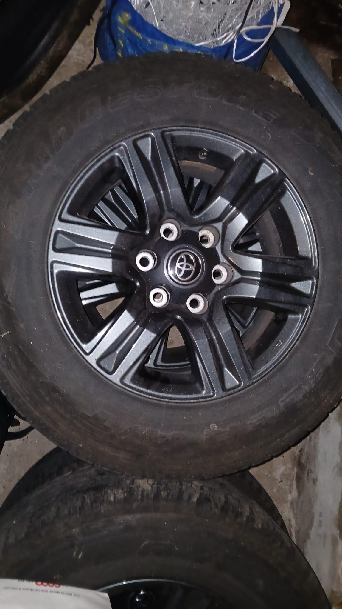 TOYOTA Hilux Double Cab. Pick-up 2.8 D-4D 4x4 Style-image-9