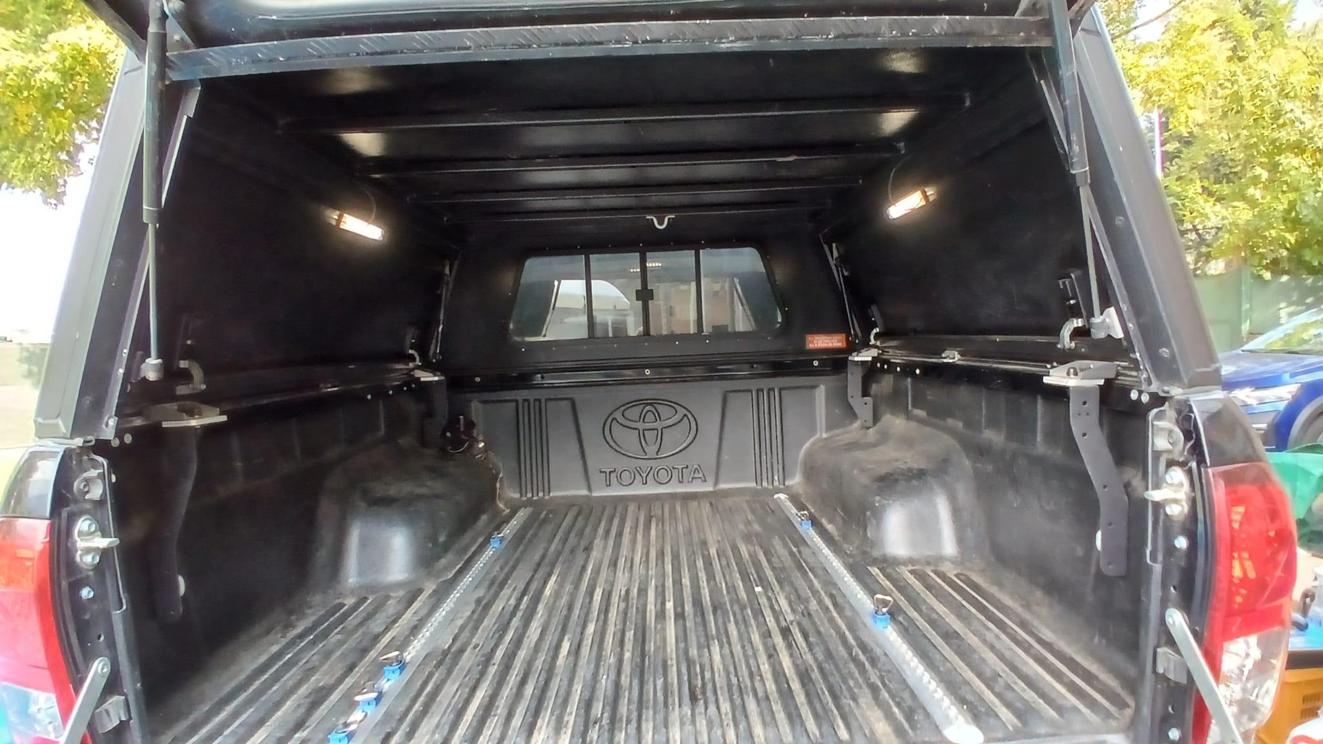 TOYOTA Hilux Double Cab. Pick-up 2.8 D-4D 4x4 Style-image-17