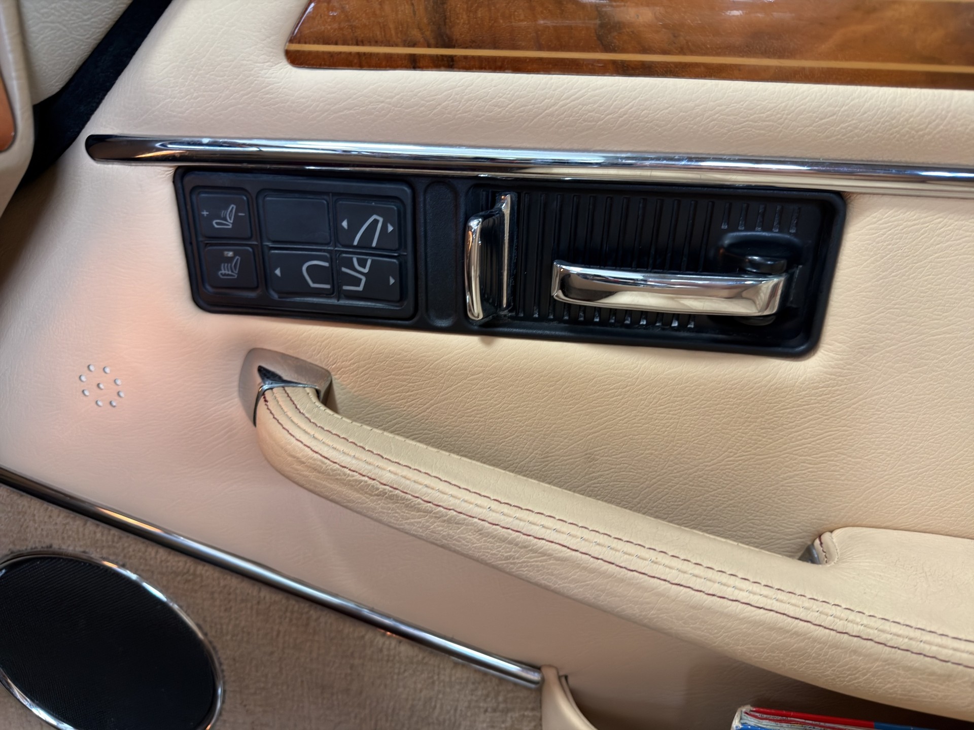 JAGUAR XJS 5.3 V12 Convertible-image-24