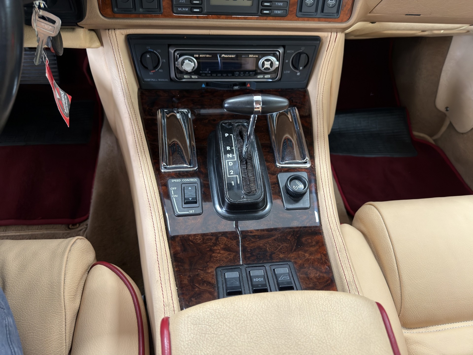 JAGUAR XJS 5.3 V12 Convertible-image-22