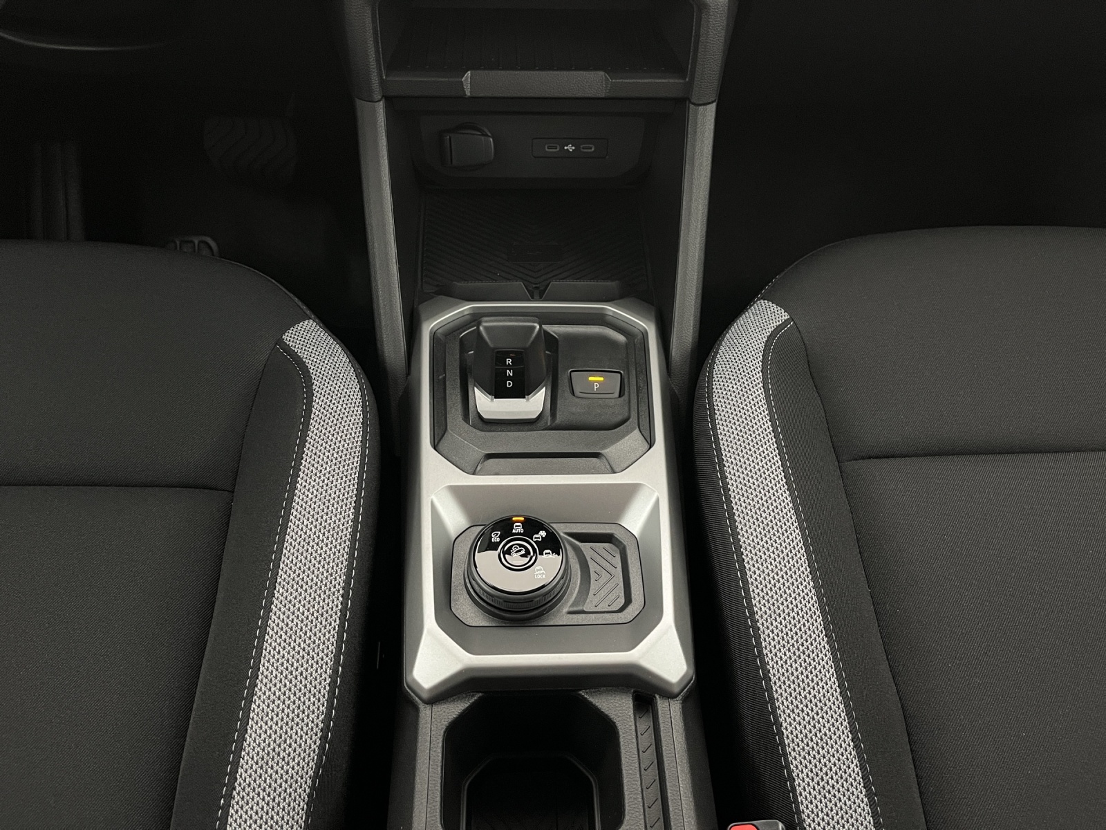 DACIA Duster 1.2 Hybrid Journey 4WD-image-13